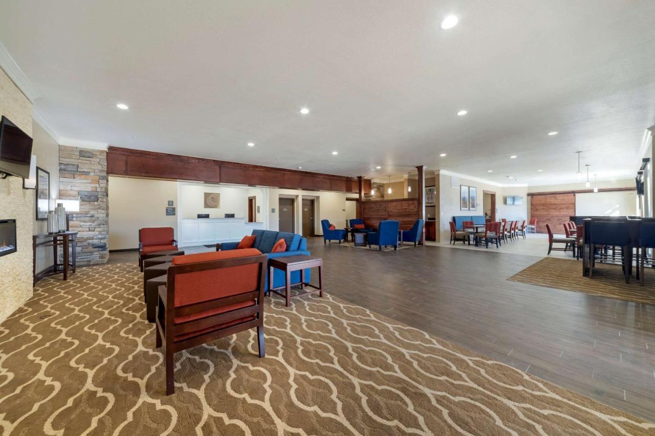 Comfort Inn & Suites Harrah Choctaw Exterior photo