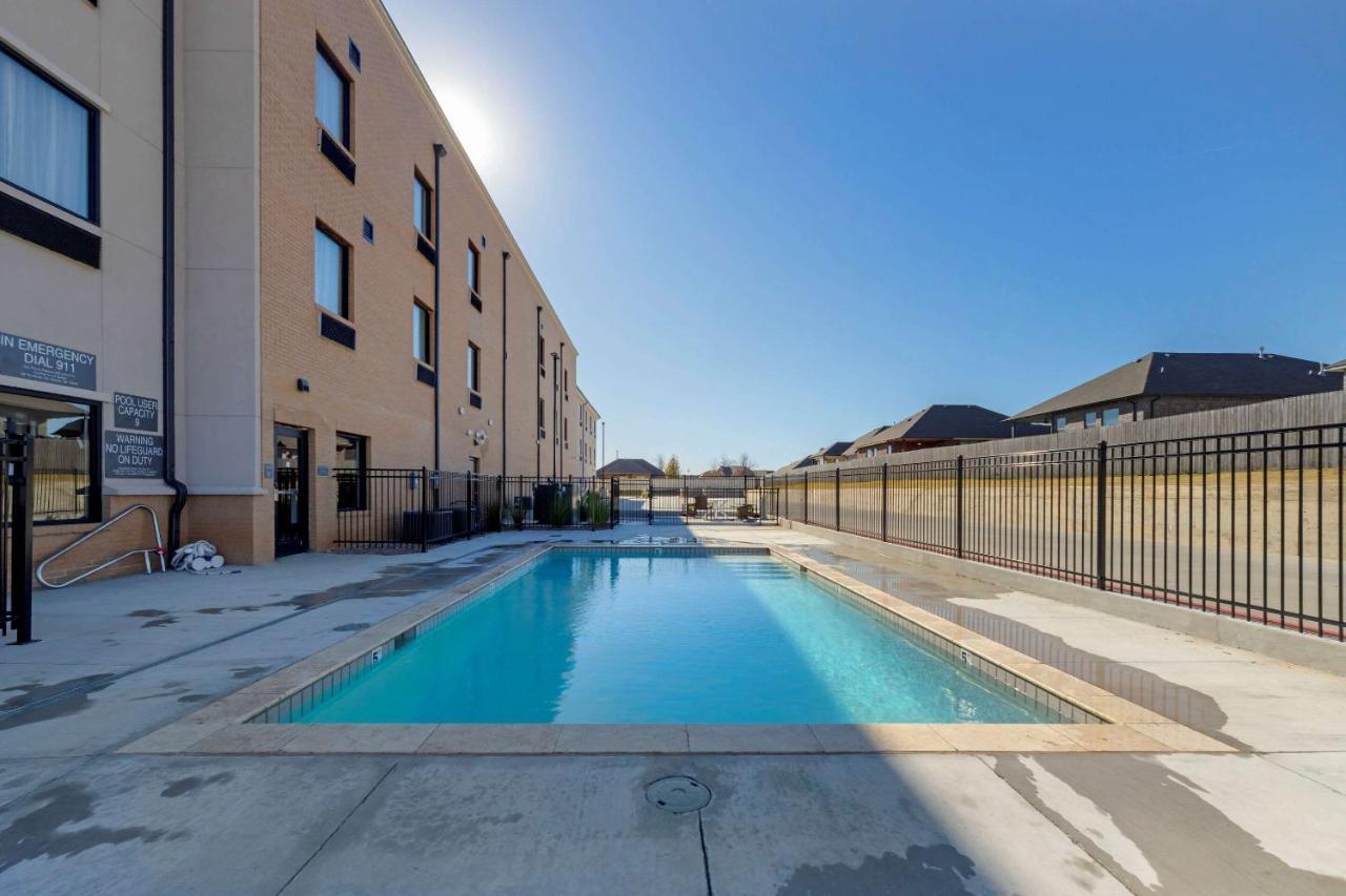 Comfort Inn & Suites Harrah Choctaw Exterior photo
