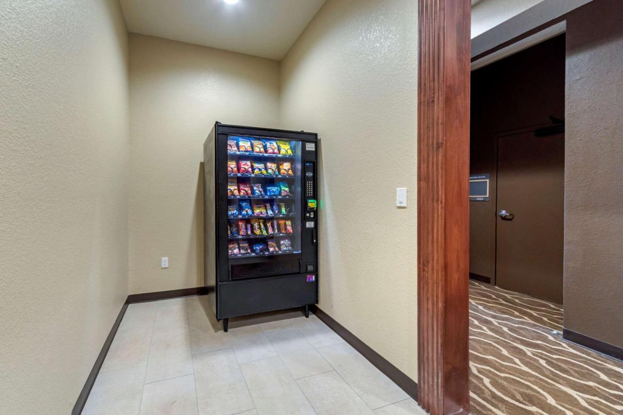 Comfort Inn & Suites Harrah Choctaw Exterior photo