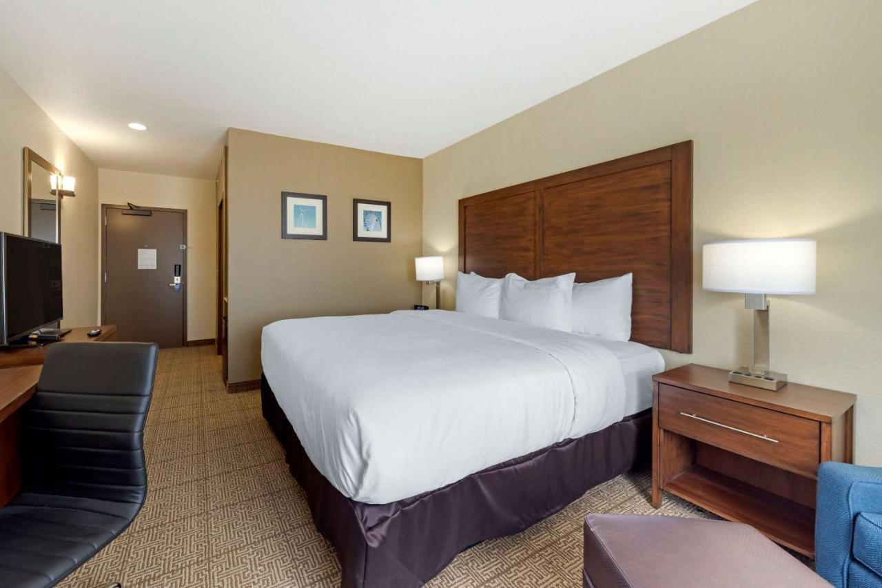 Comfort Inn & Suites Harrah Choctaw Exterior photo